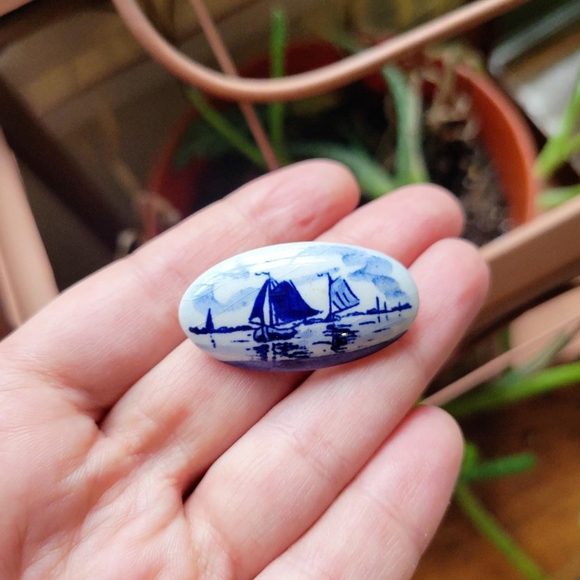 Vintage Dainty Holland Dutch Navy Blue Nautical Boat Boucher Lapel Brooch Pin - Picture 1 of 5